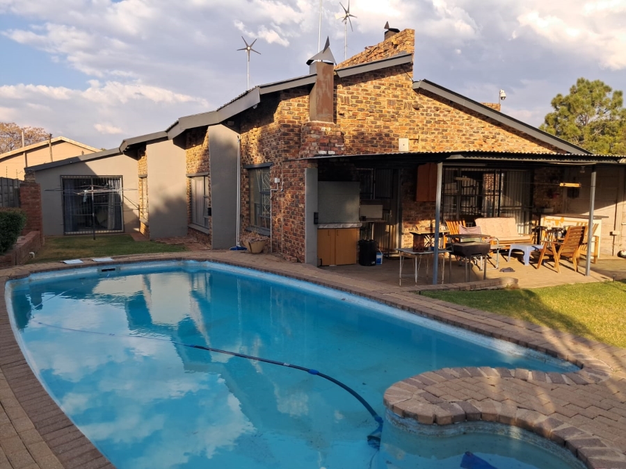 To Let 4 Bedroom Property for Rent in Riebeeckstad Free State